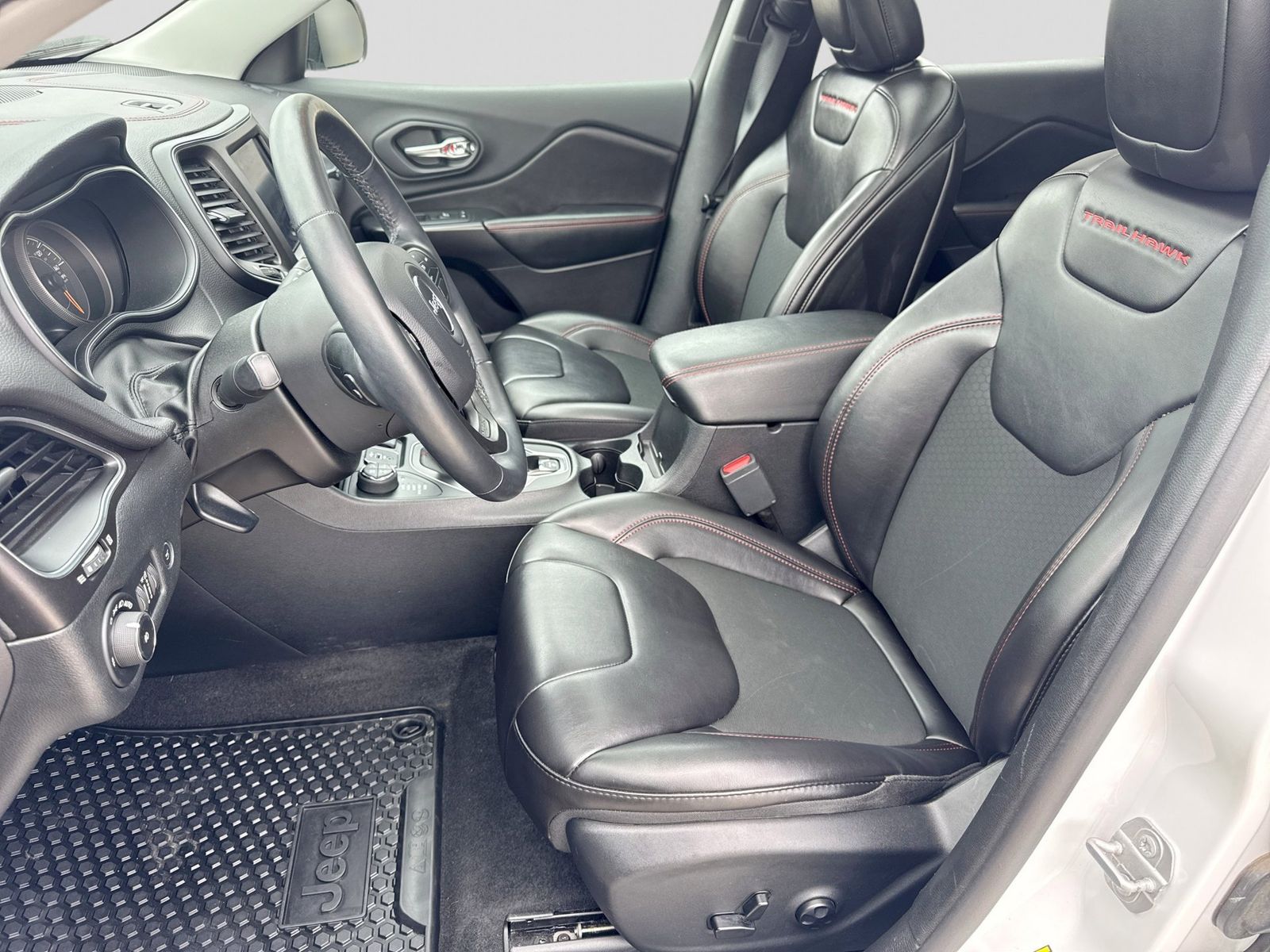 Thumbnail: 2019 Jeep Cherokee - 18