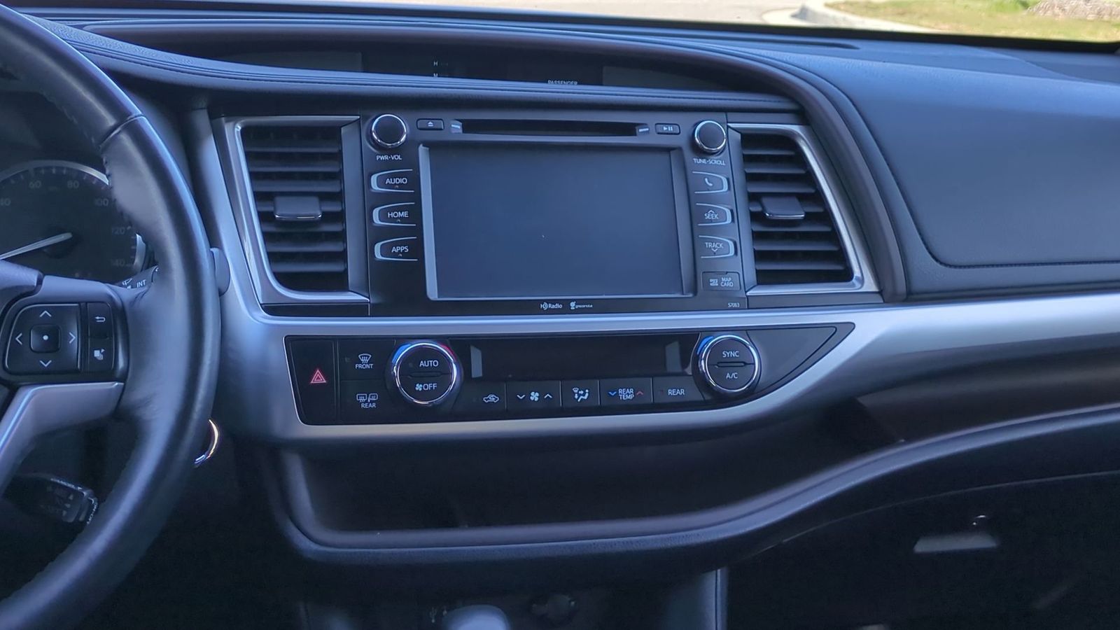 Thumbnail: 2015 Toyota Highlander - 28