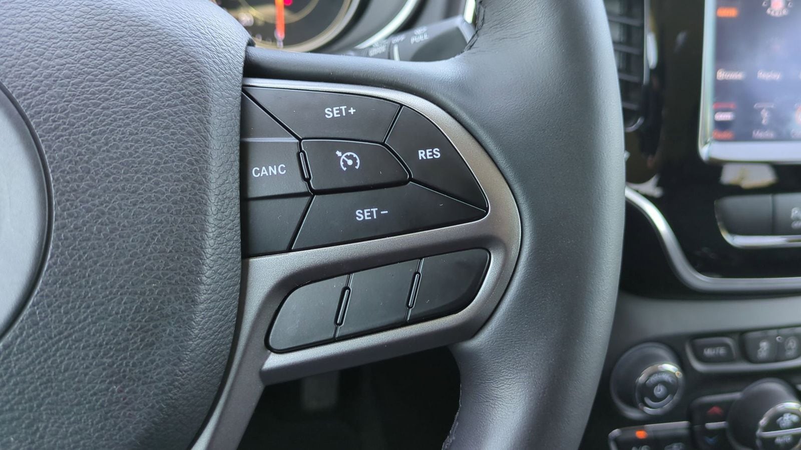 2019 Jeep Cherokee Overland 24