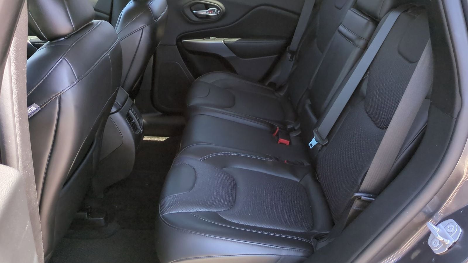 2019 Jeep Cherokee Overland 19