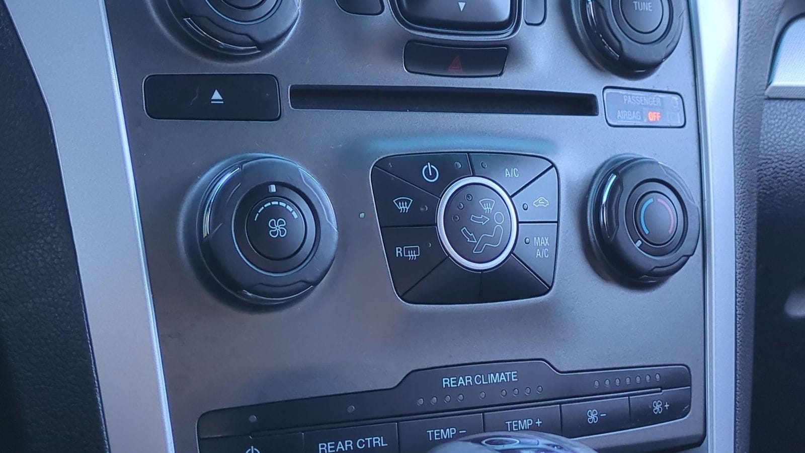 Thumbnail: 2015 Ford Explorer - 29