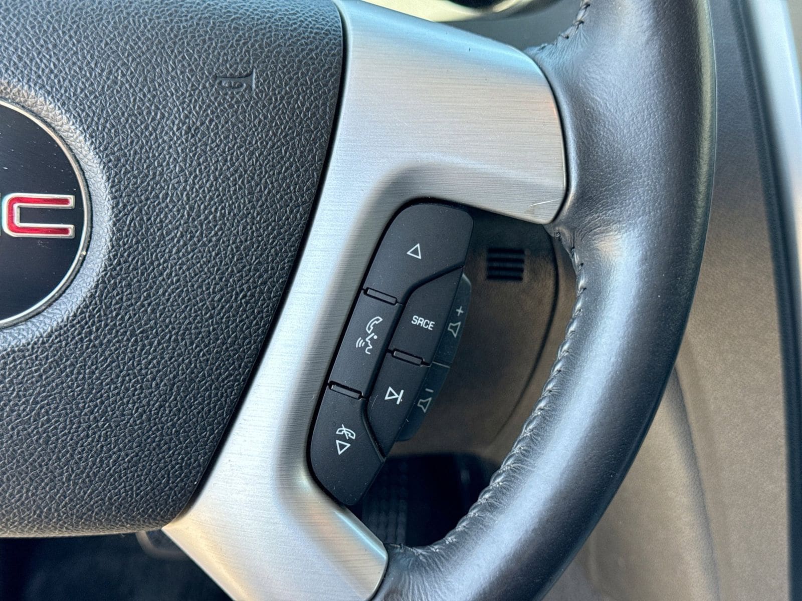 Thumbnail: 2011 GMC Acadia - 28