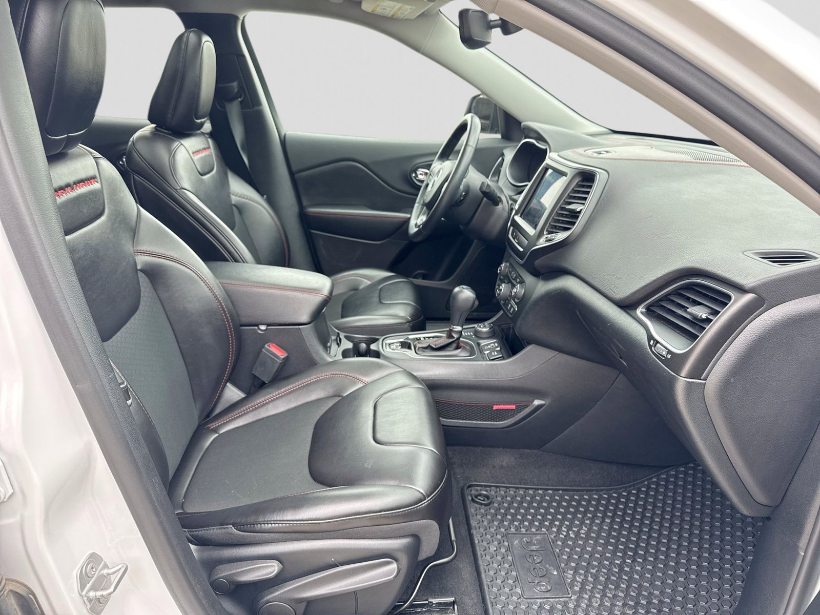 Thumbnail: 2019 Jeep Cherokee - 25