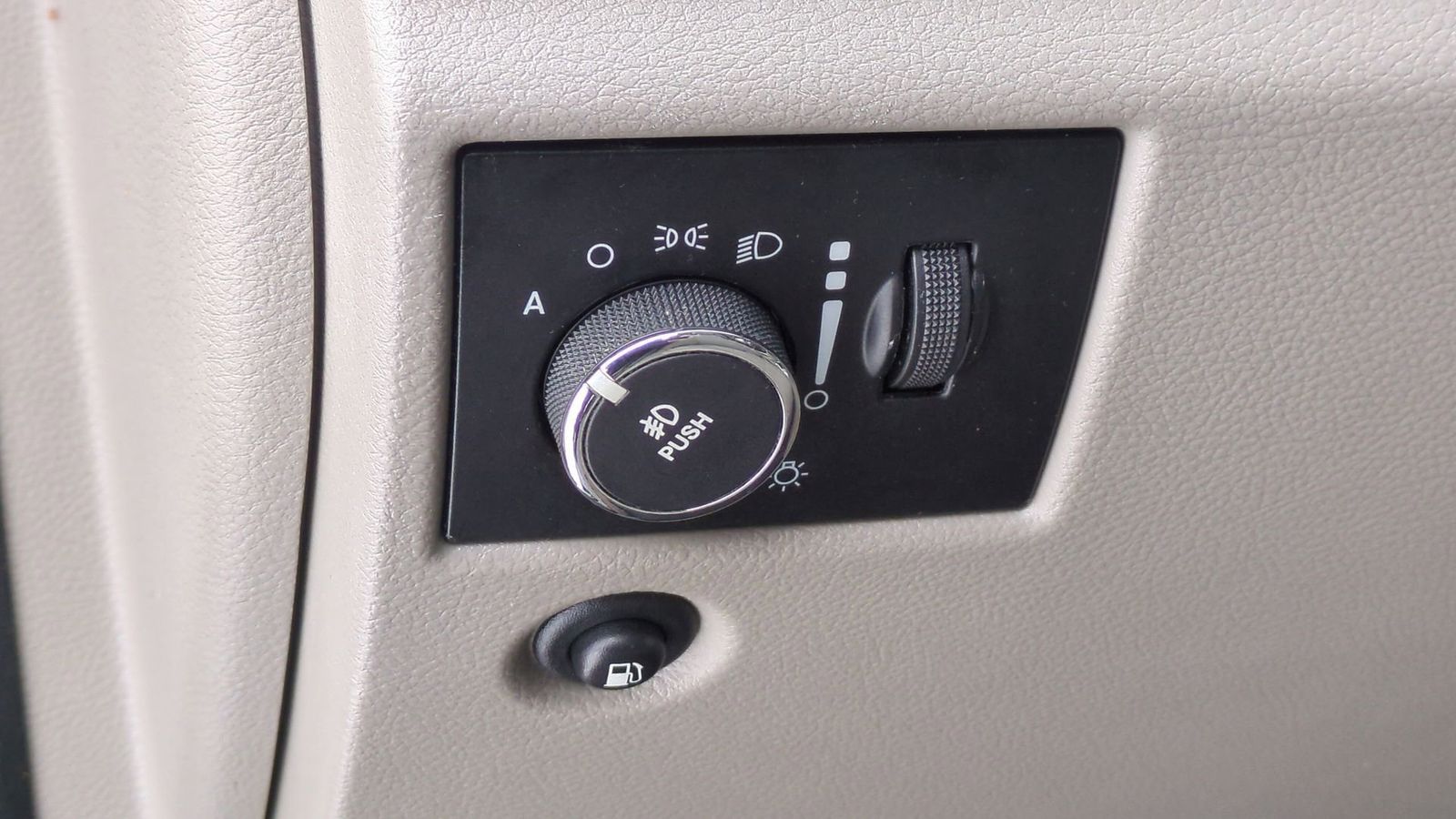 Thumbnail: 2012 Jeep Grand Cherokee - 17