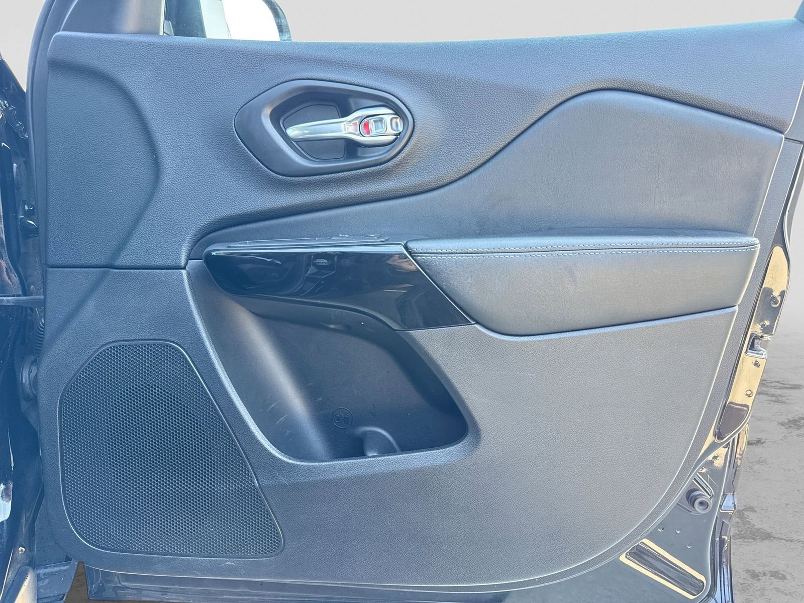 Thumbnail: 2021 Jeep Cherokee - 31