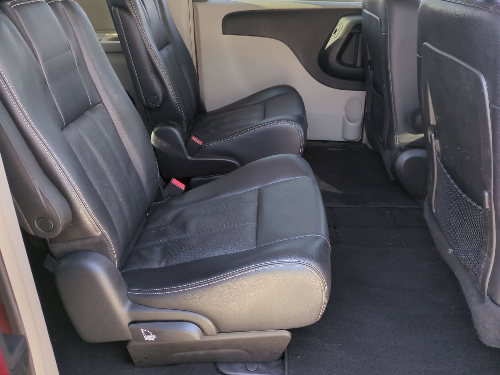 Thumbnail: 2012 Chrysler Town & Country - 22