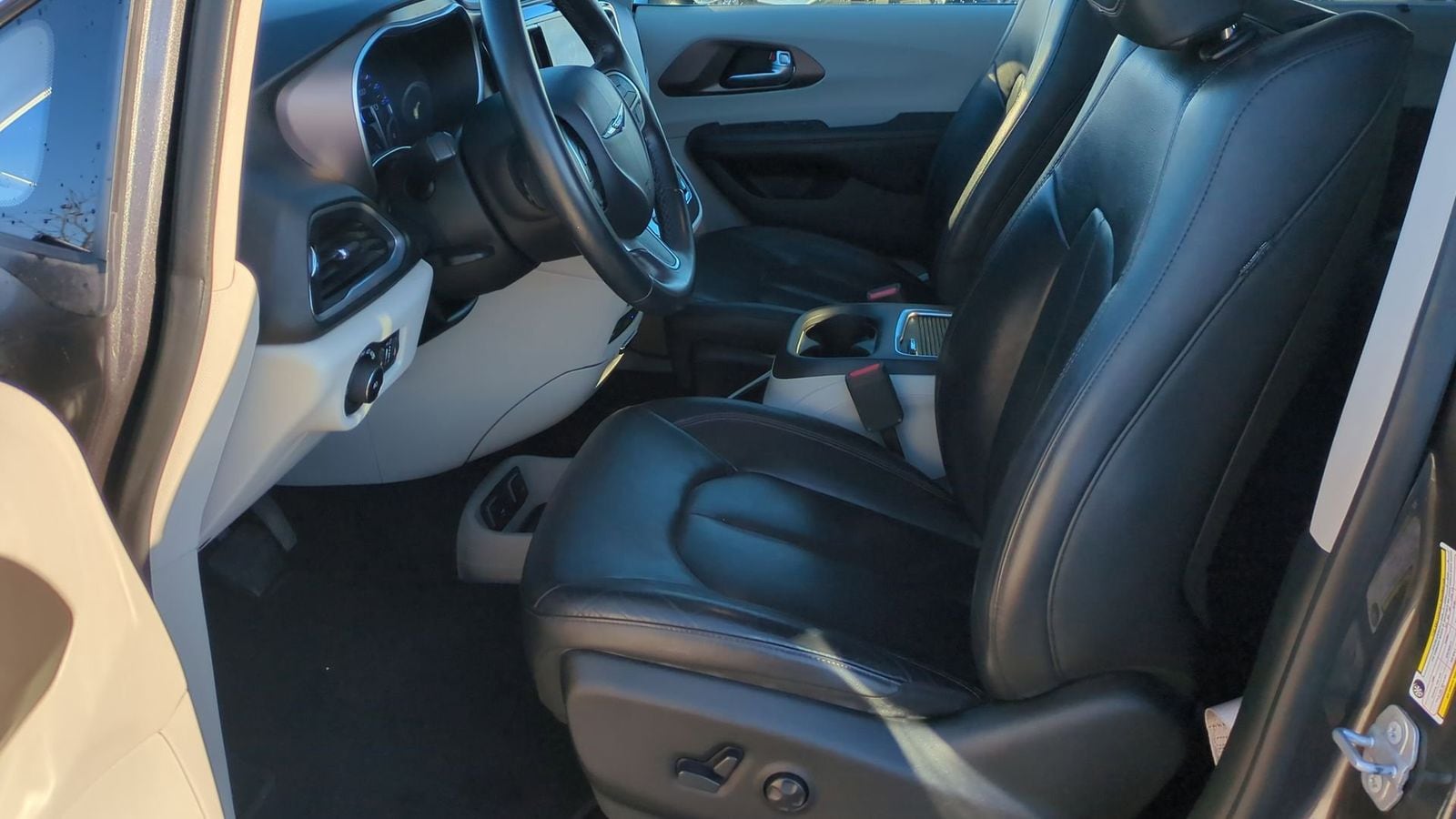 Thumbnail: 2018 Chrysler Pacifica - 17