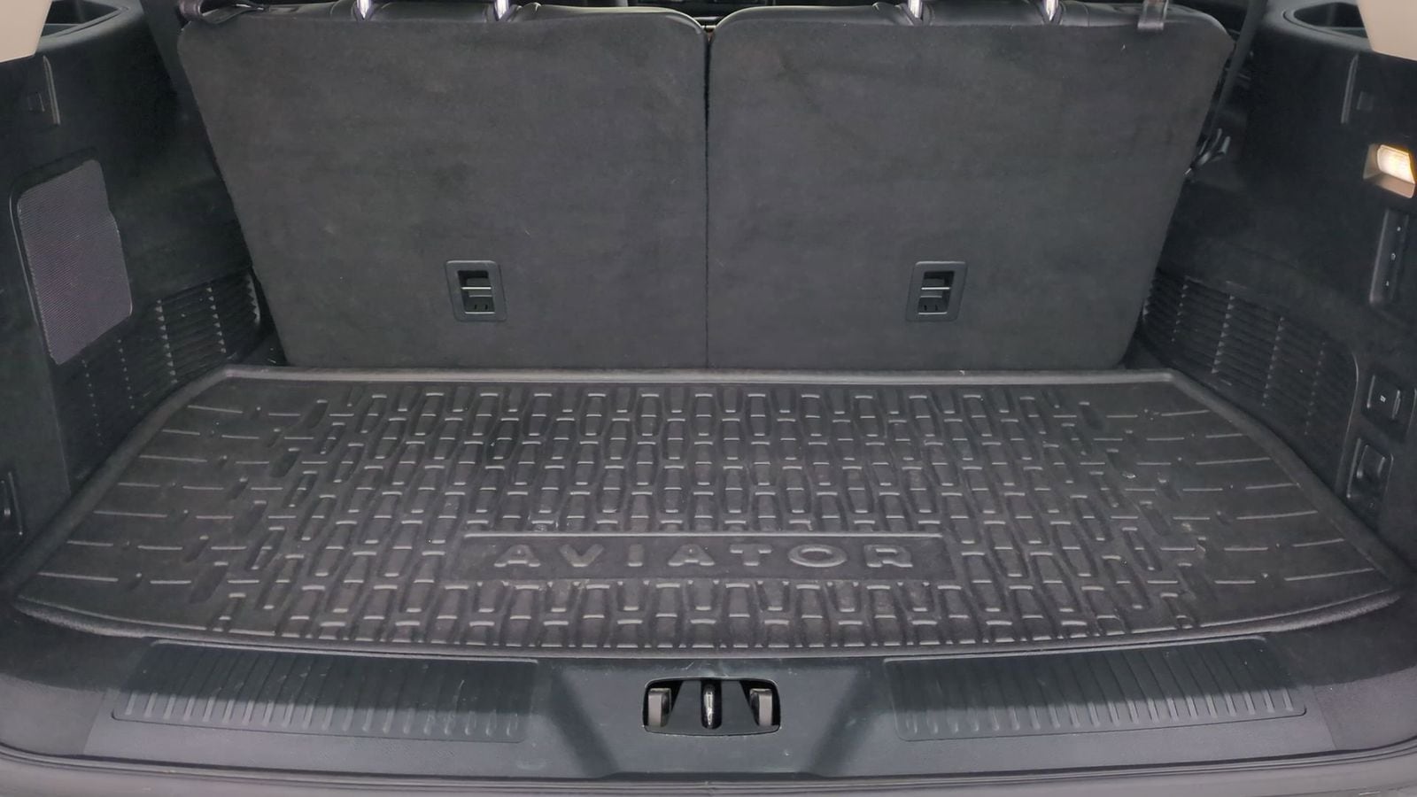 Thumbnail: 2020 Lincoln Aviator - 40