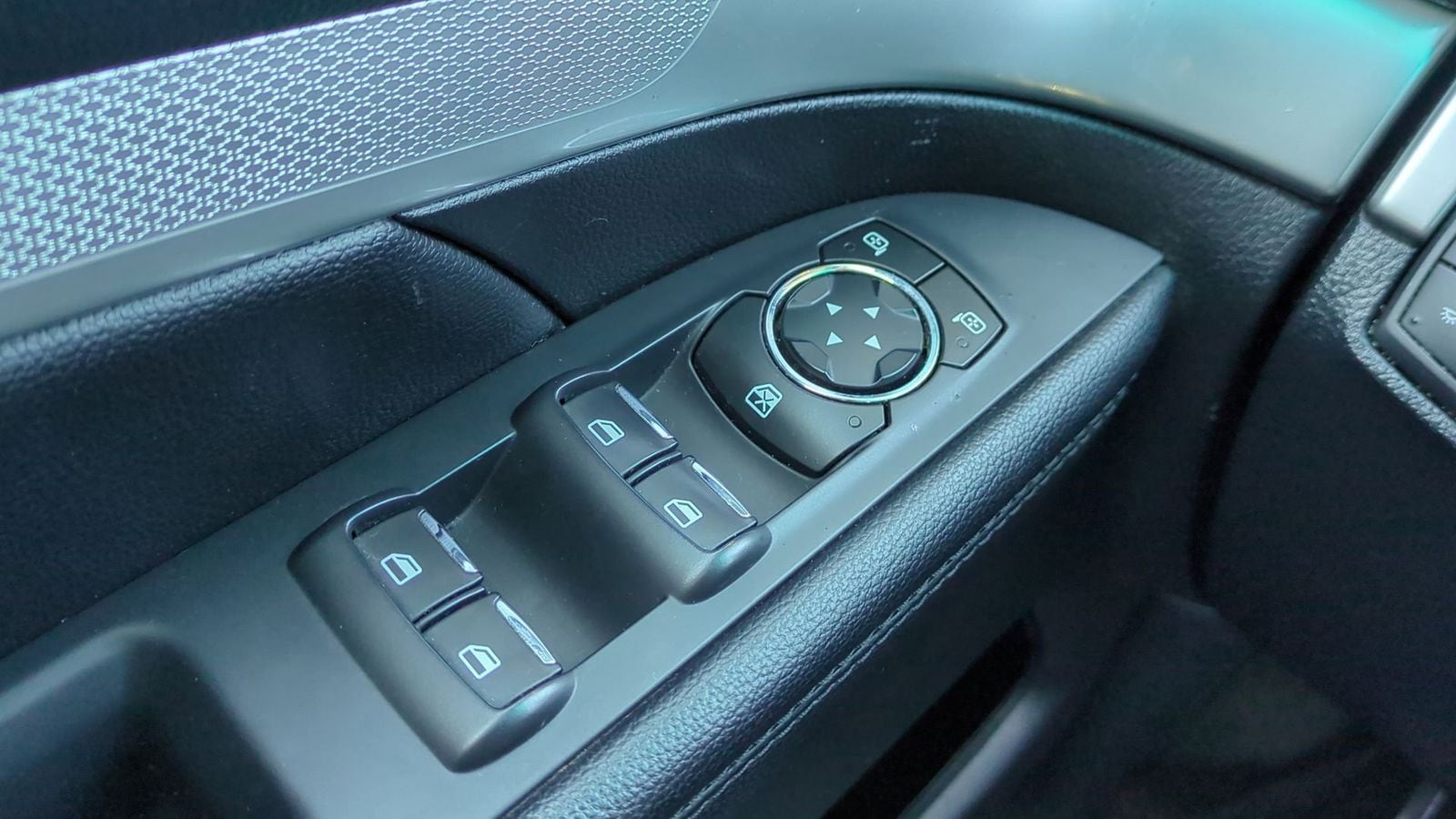 Thumbnail: 2016 Ford Explorer - 32