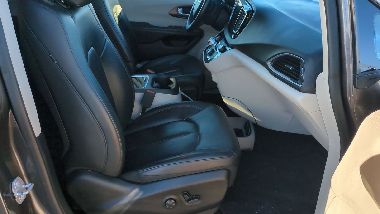 Thumbnail: 2018 Chrysler Pacifica - 23