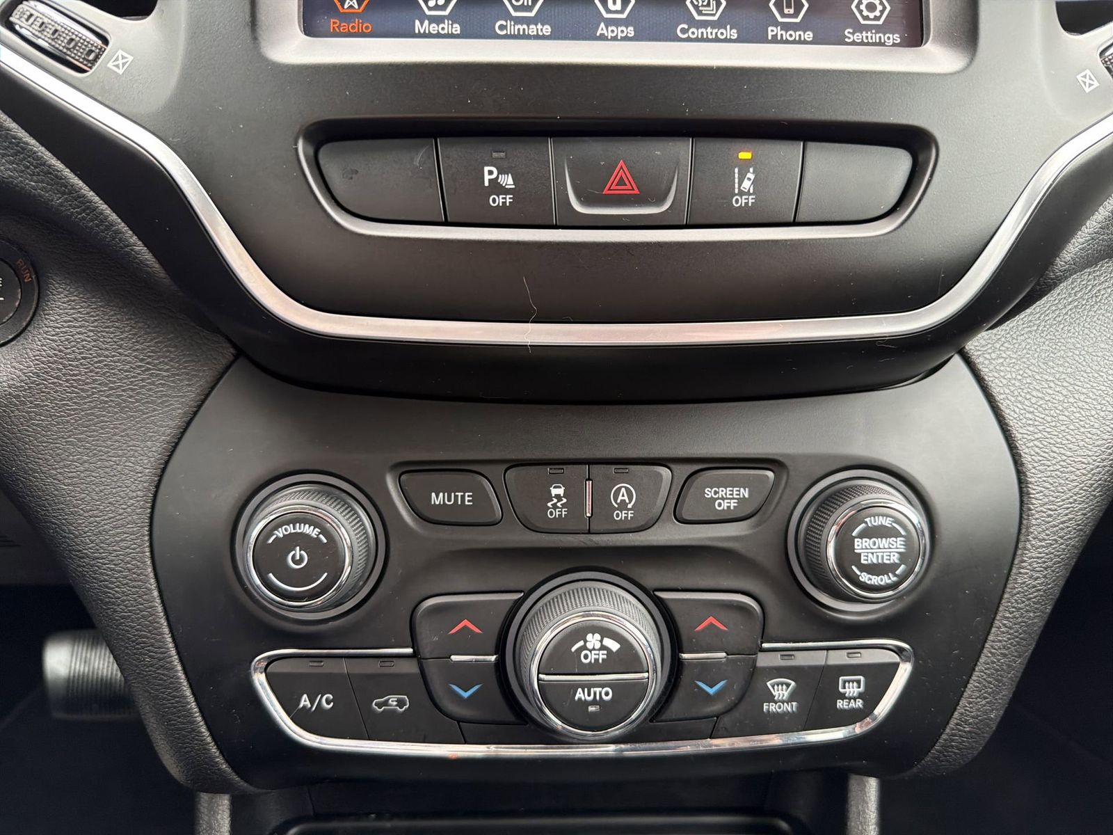 Thumbnail: 2021 Jeep Cherokee - 29