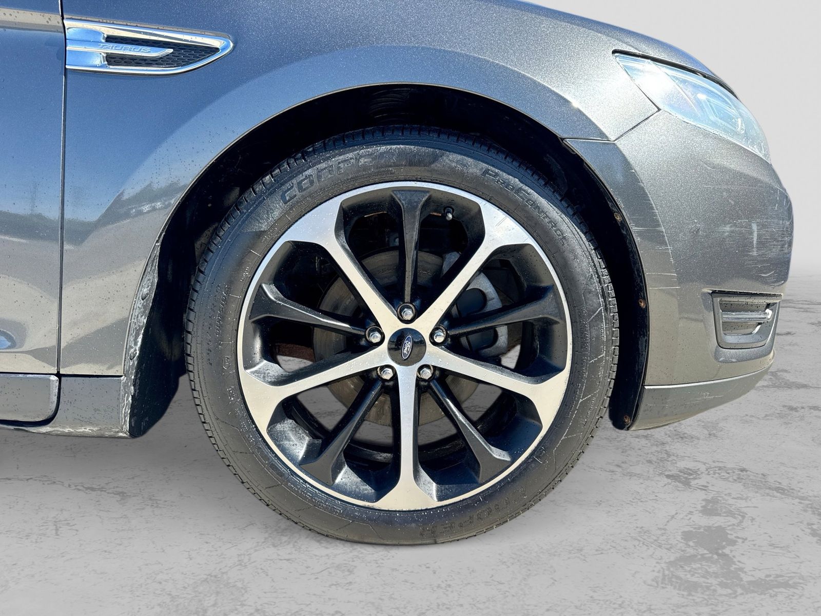 Thumbnail: 2015 Ford Taurus - 16