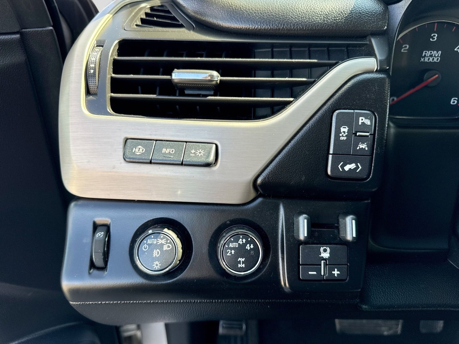 Thumbnail: 2016 GMC Yukon - 34