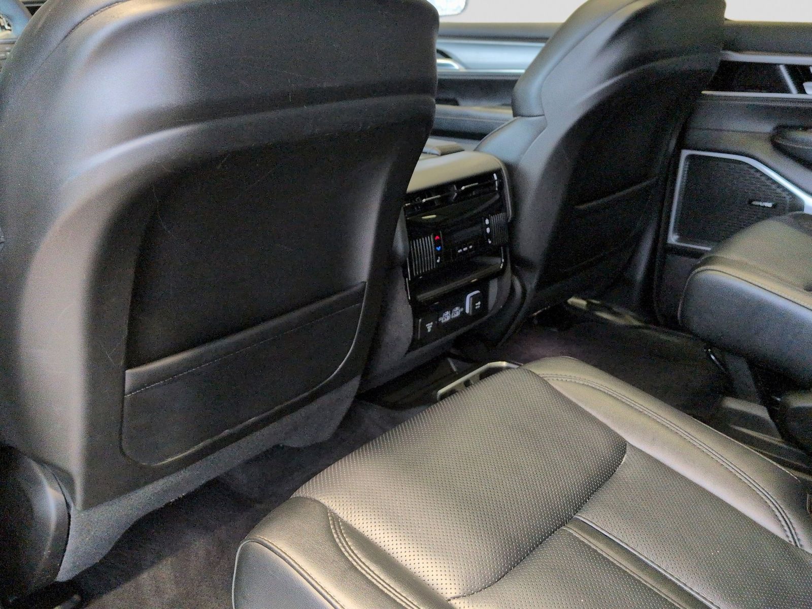 Thumbnail: 2024 Jeep Wagoneer - 22