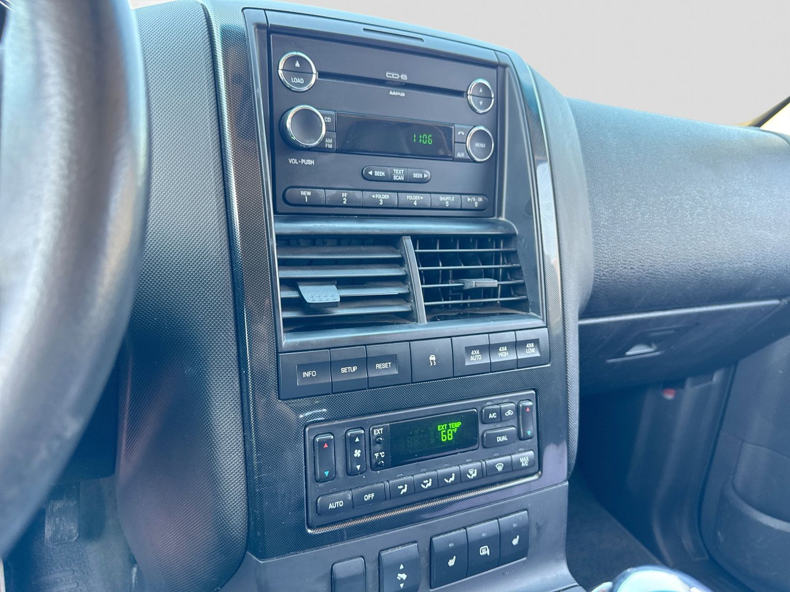 Thumbnail: 2010 Ford Explorer Sport Trac - 27
