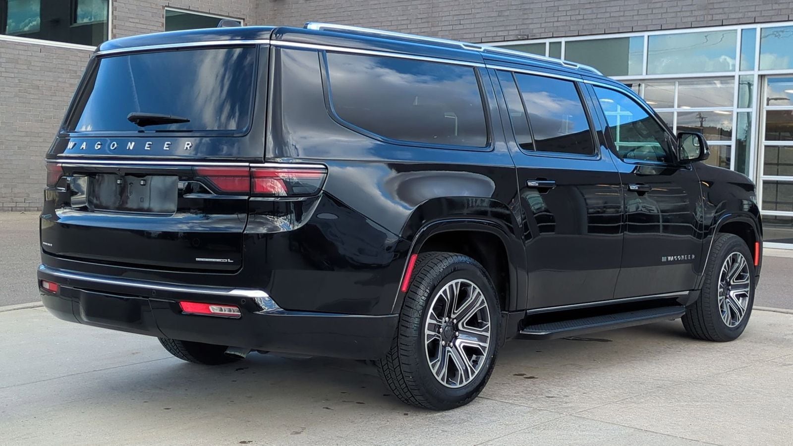 Thumbnail: 2023 Jeep Wagoneer - 7