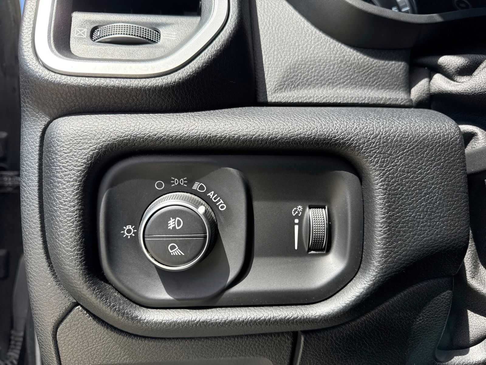 Thumbnail: 2020 RAM 1500 - 32