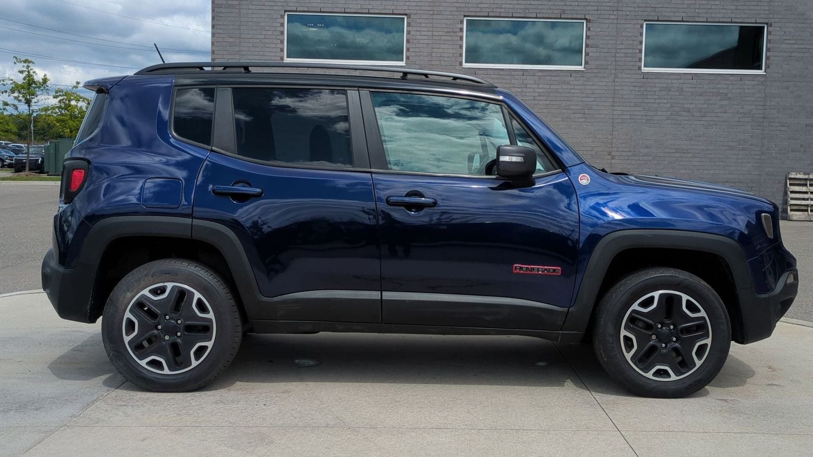 Thumbnail: 2017 Jeep Renegade - 9