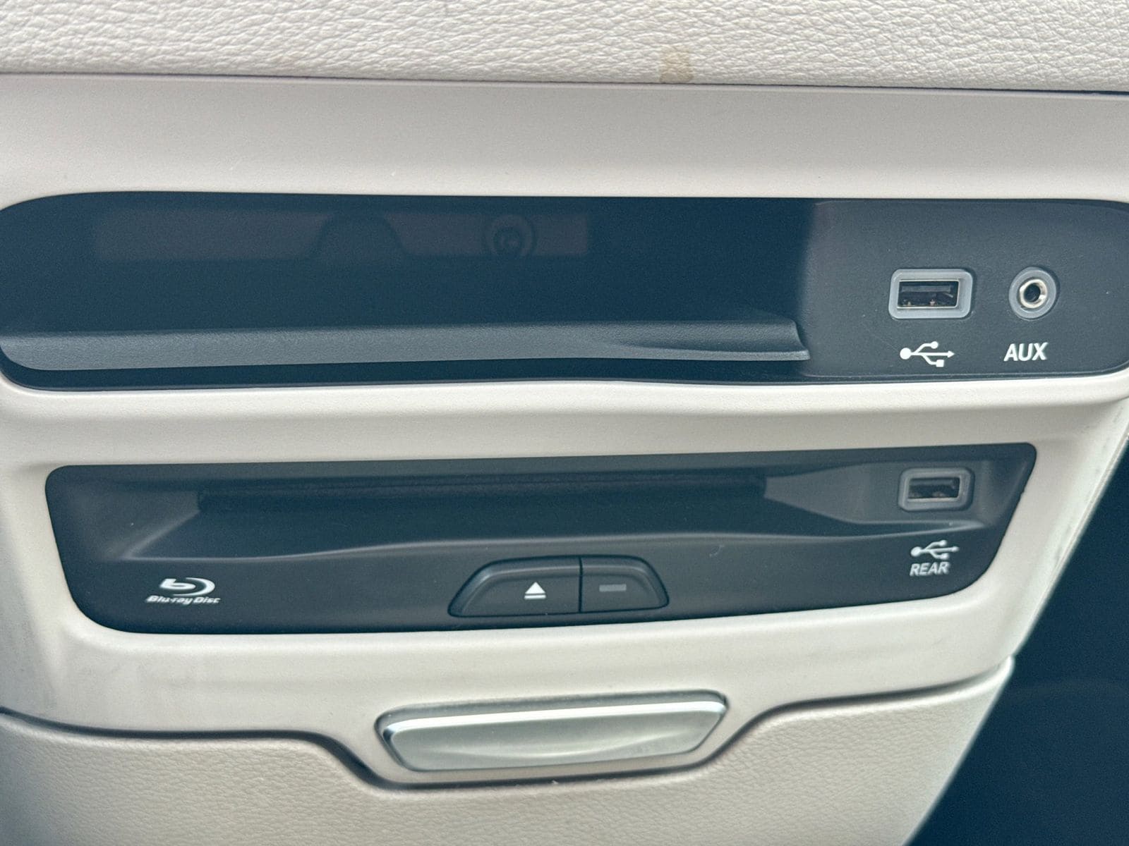 Thumbnail: 2018 Chrysler Pacifica - 40