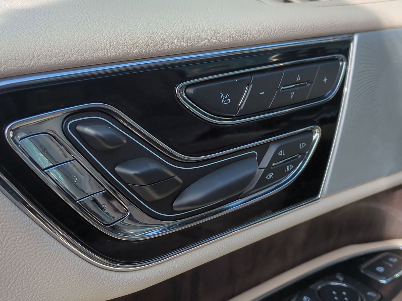 Thumbnail: 2018 Lincoln Navigator L - 22