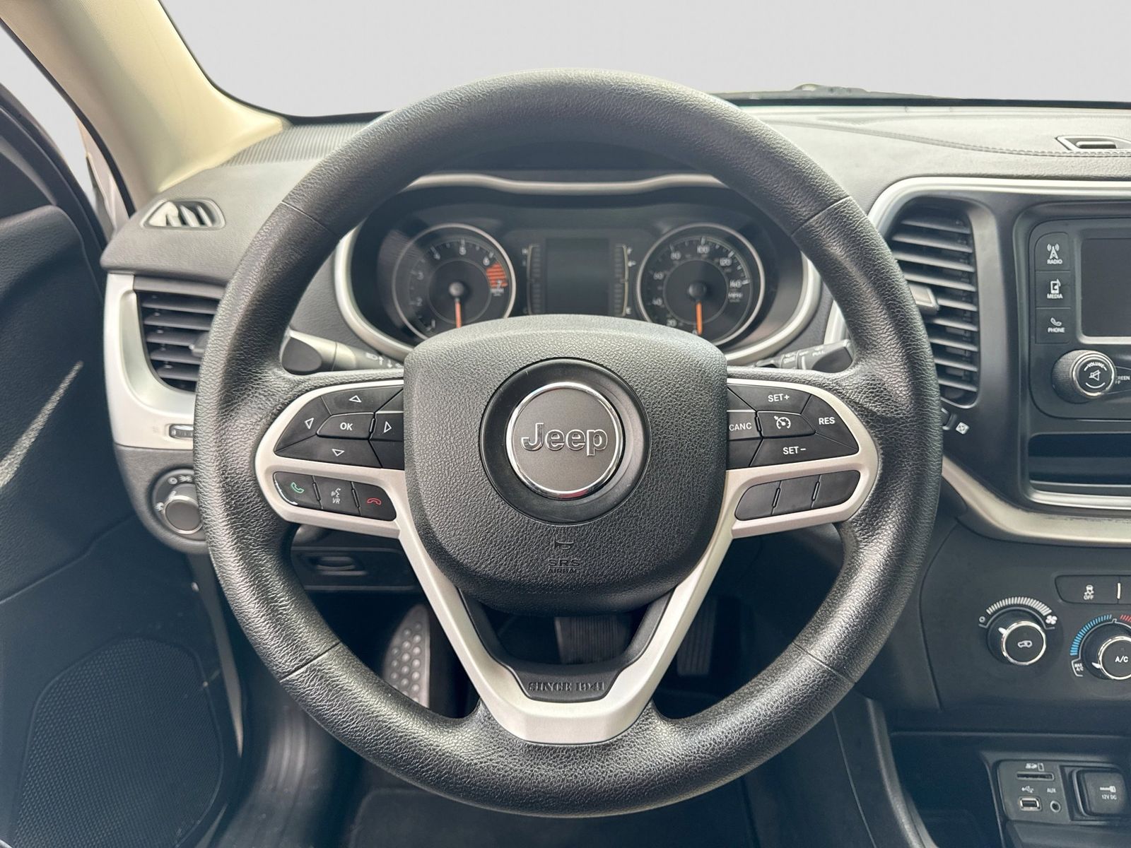 Thumbnail: 2017 Jeep Cherokee - 24