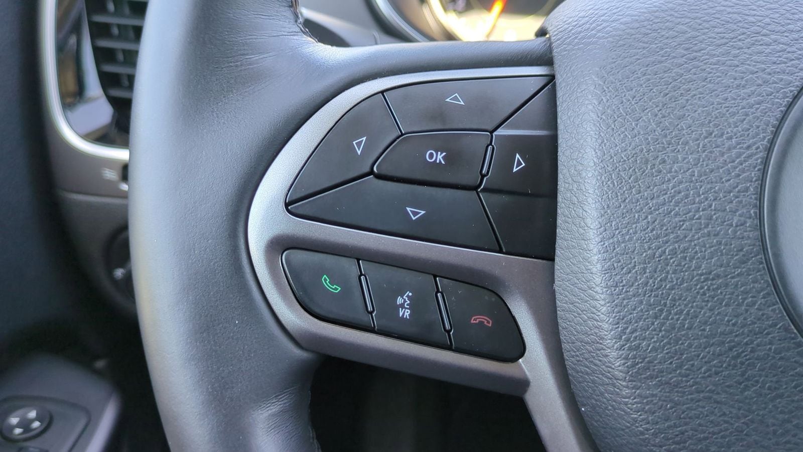 2019 Jeep Cherokee Overland 23