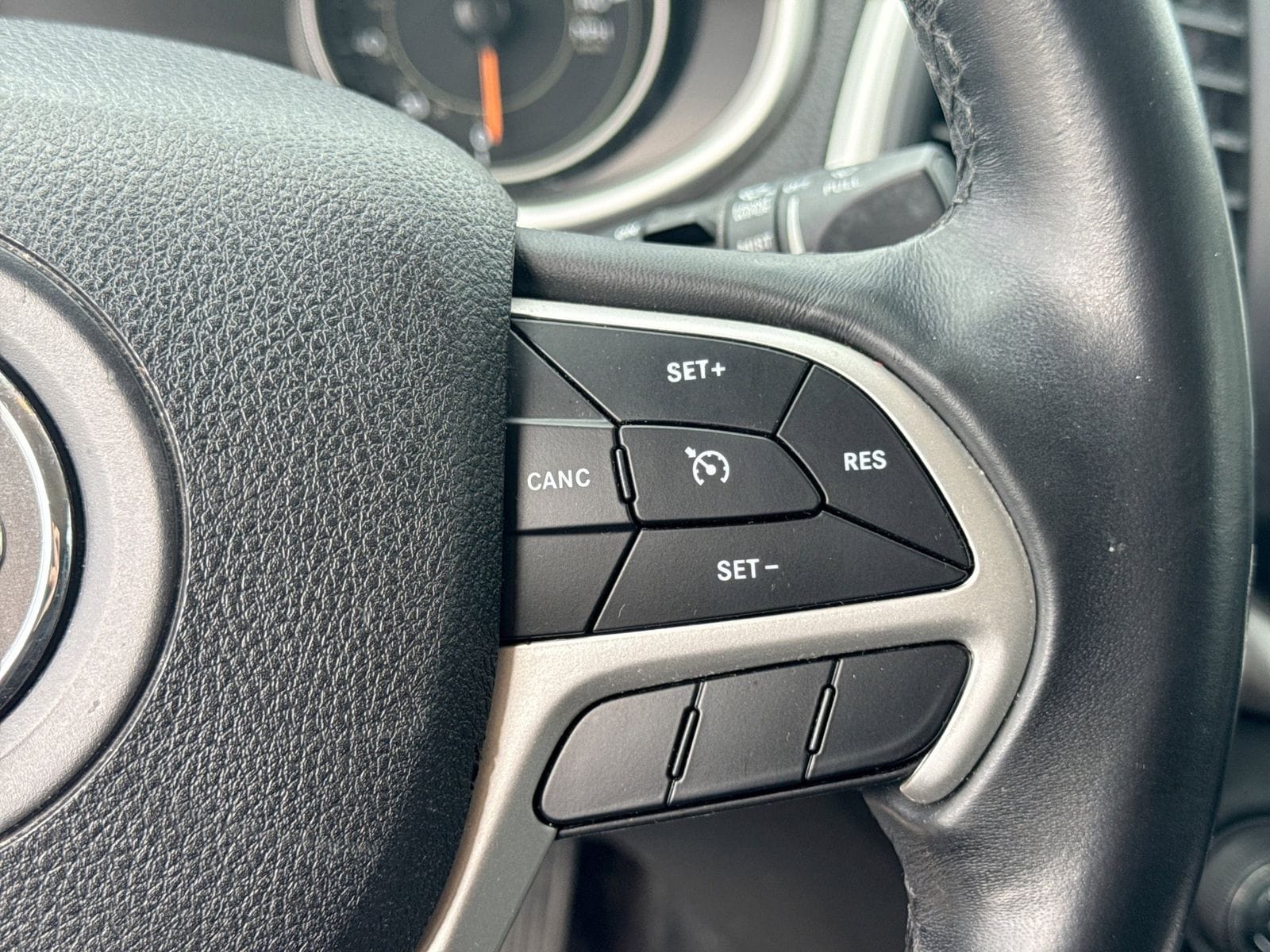 Thumbnail: 2018 Jeep Cherokee - 24