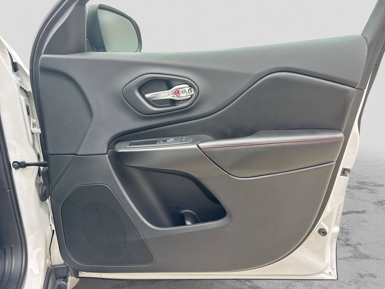 Thumbnail: 2019 Jeep Cherokee - 34