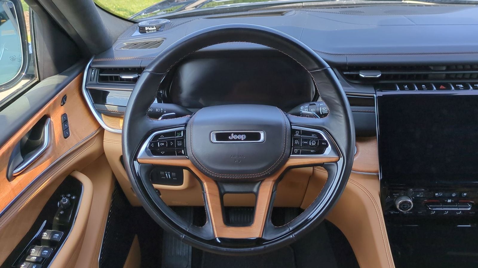 Thumbnail: 2022 Jeep Grand Cherokee - 27