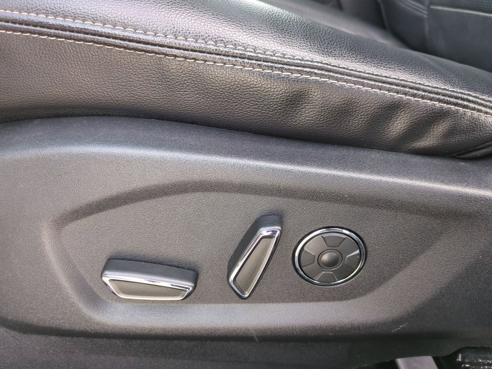 Thumbnail: 2016 Ford Explorer - 20