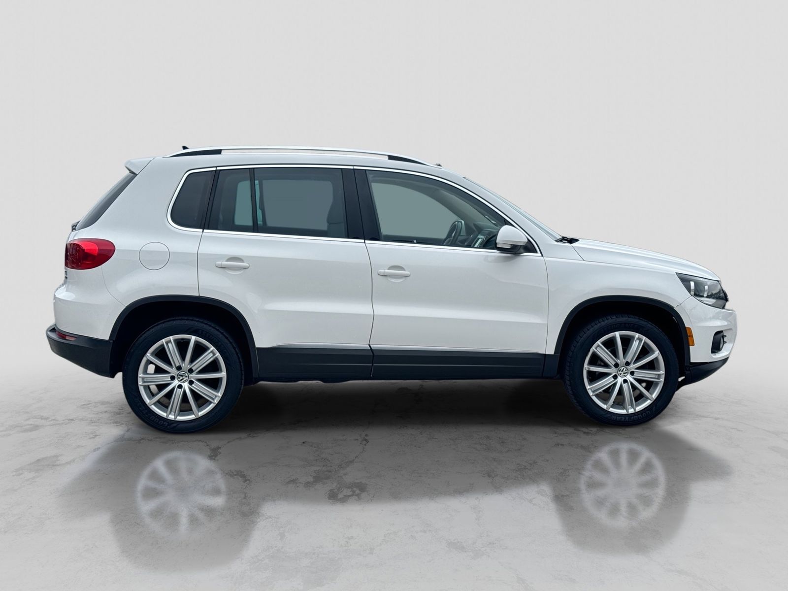 Thumbnail: 2013 Volkswagen Tiguan - 9