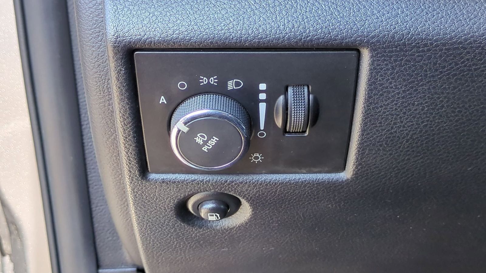 Thumbnail: 2011 Jeep Grand Cherokee - 19