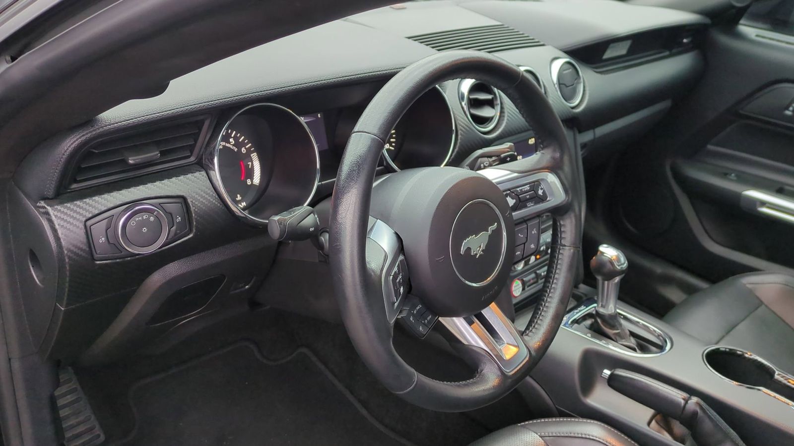 2017 Ford Mustang V6 photo 2