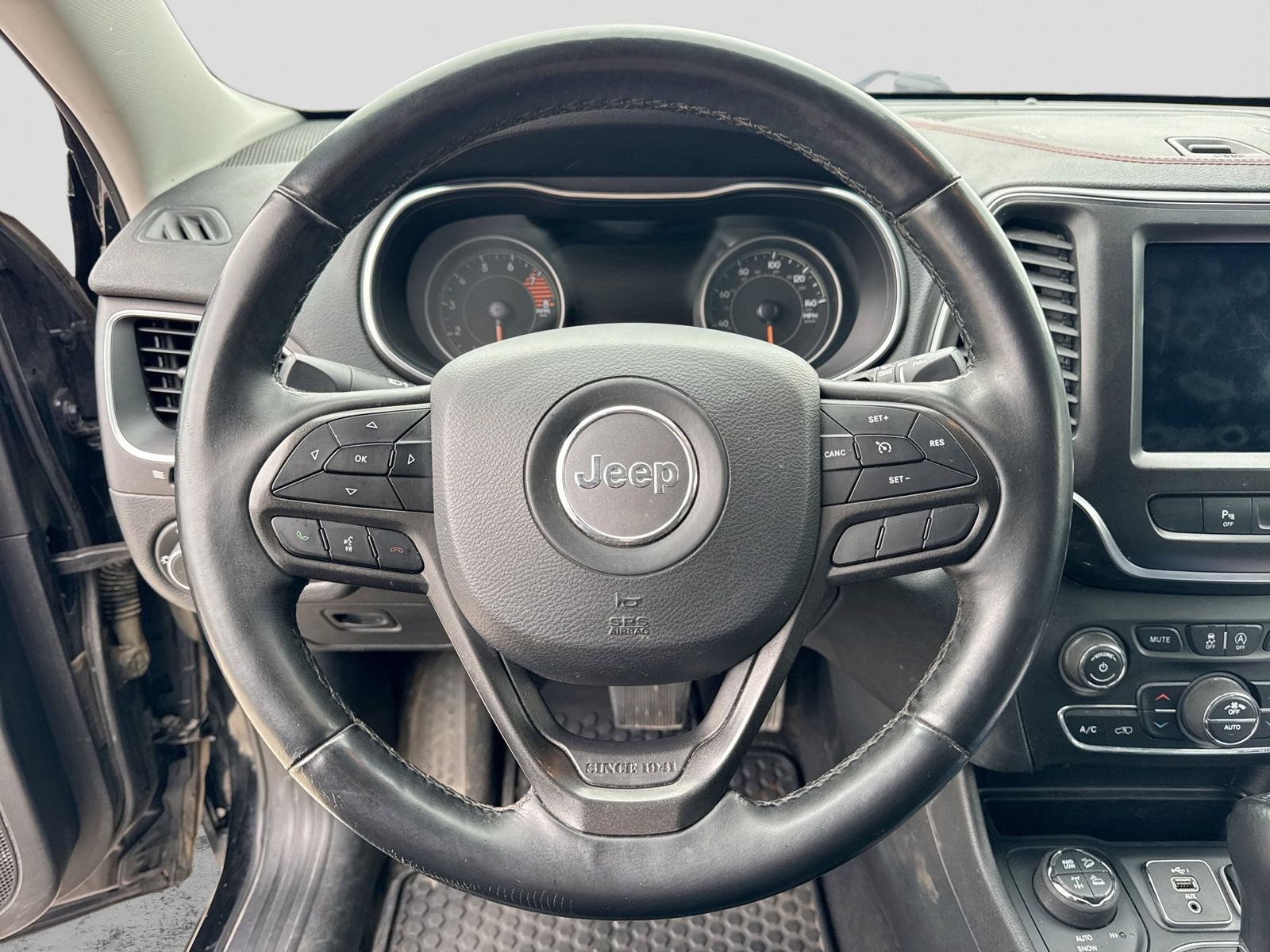 Thumbnail: 2019 Jeep Cherokee - 25