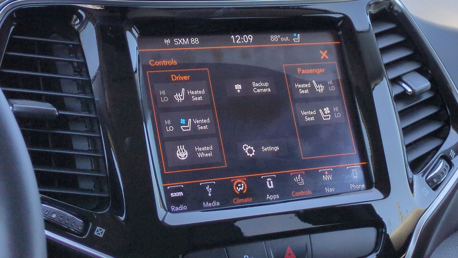 2019 Jeep Cherokee Overland 34