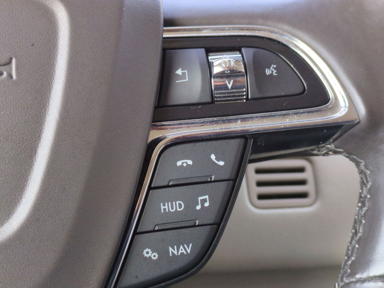 Thumbnail: 2018 Lincoln Navigator L - 33