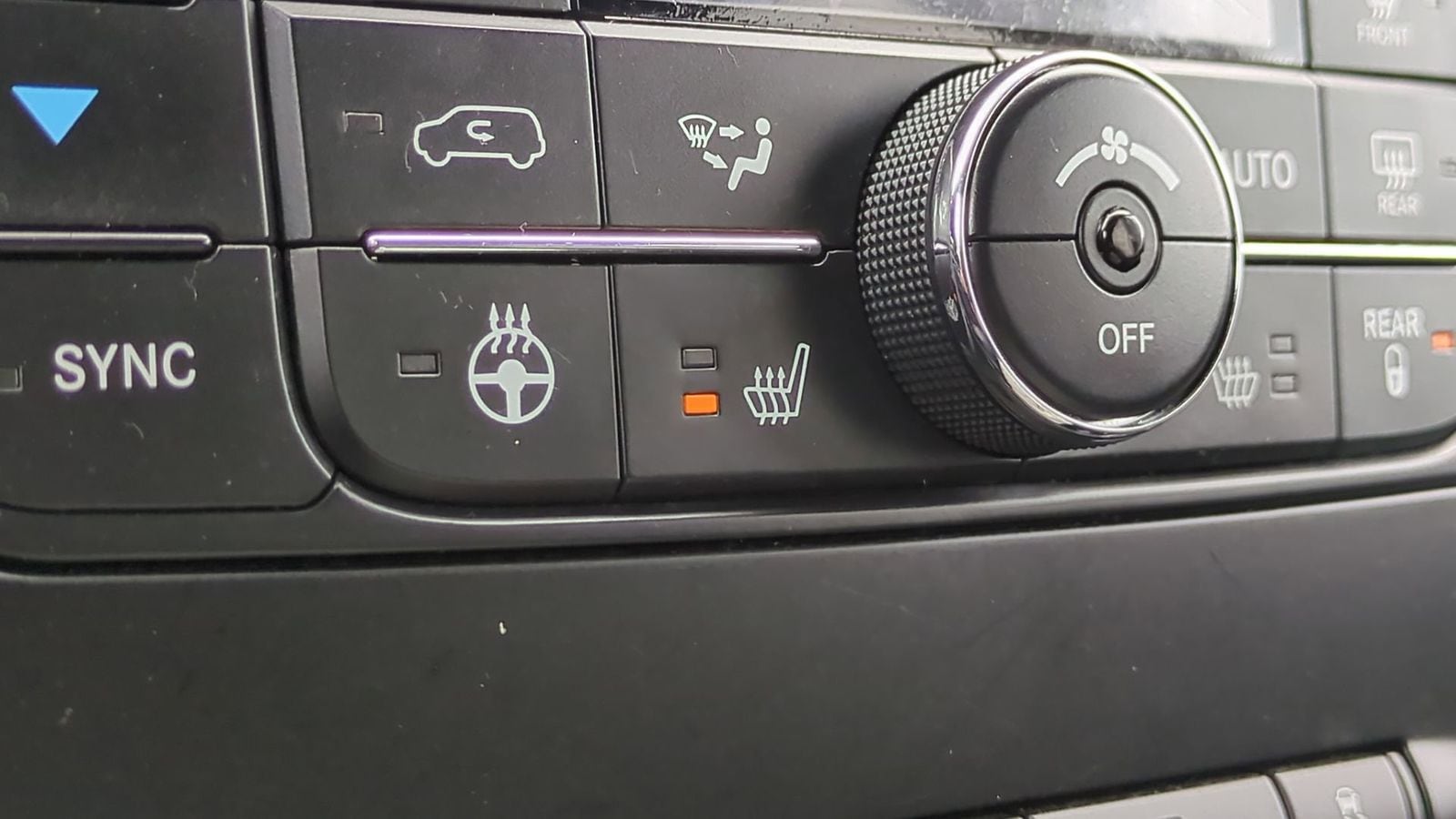 Thumbnail: 2014 Chrysler Town & Country - 35