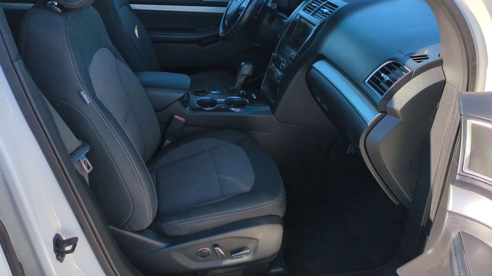 Thumbnail: 2016 Ford Explorer - 19