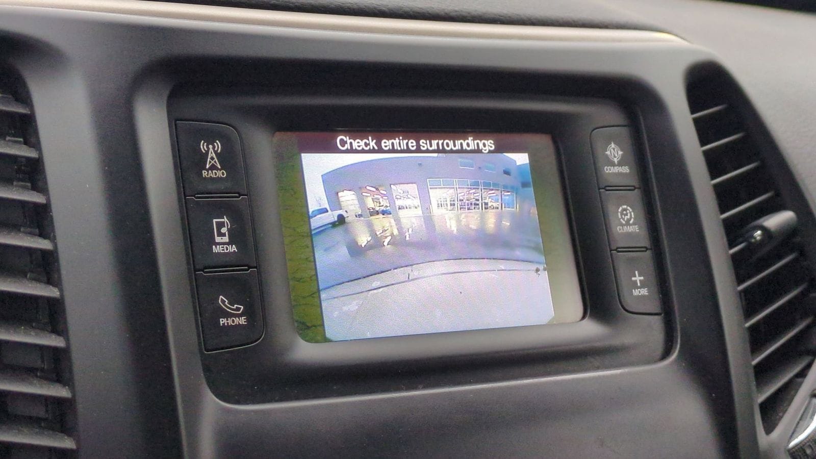 Thumbnail: 2016 Jeep Cherokee - 32