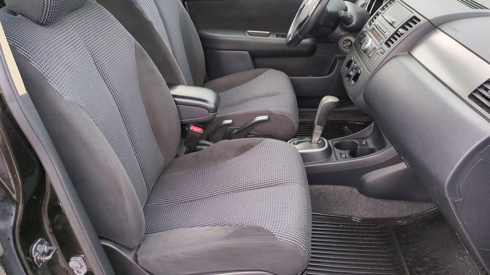 Thumbnail: 2011 Nissan Versa - 18