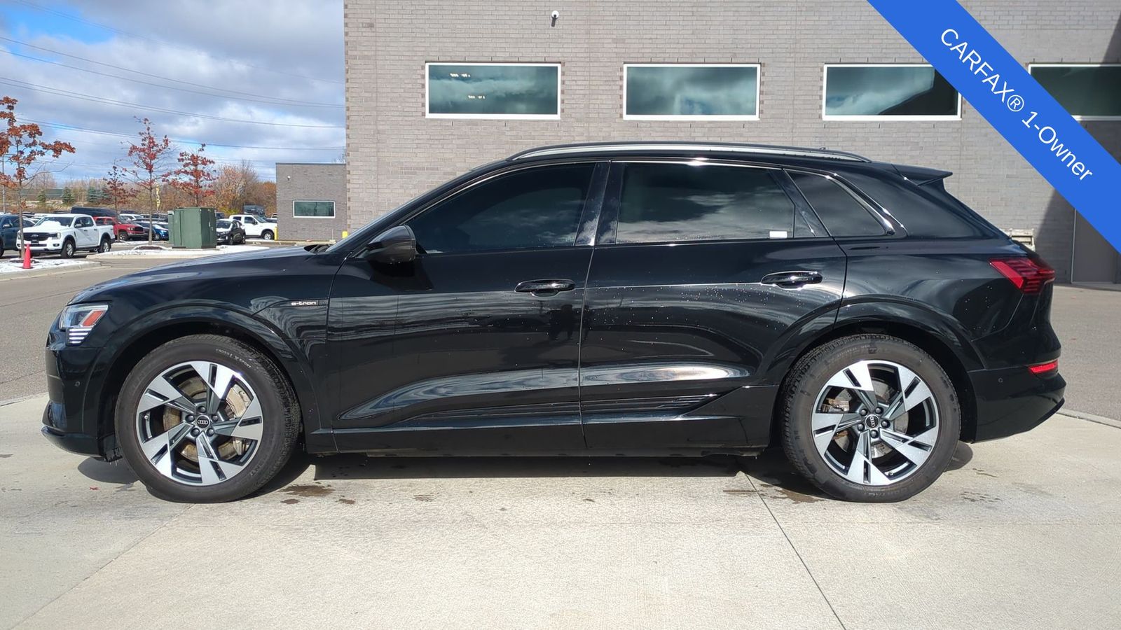 2022 Audi e-tron Premium photo 2