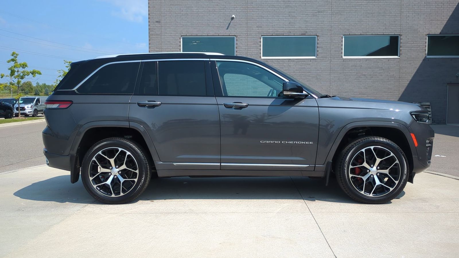 Thumbnail: 2022 Jeep Grand Cherokee - 8