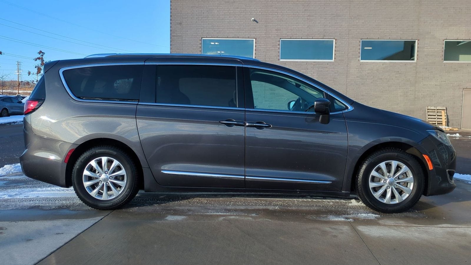 Thumbnail: 2018 Chrysler Pacifica - 8