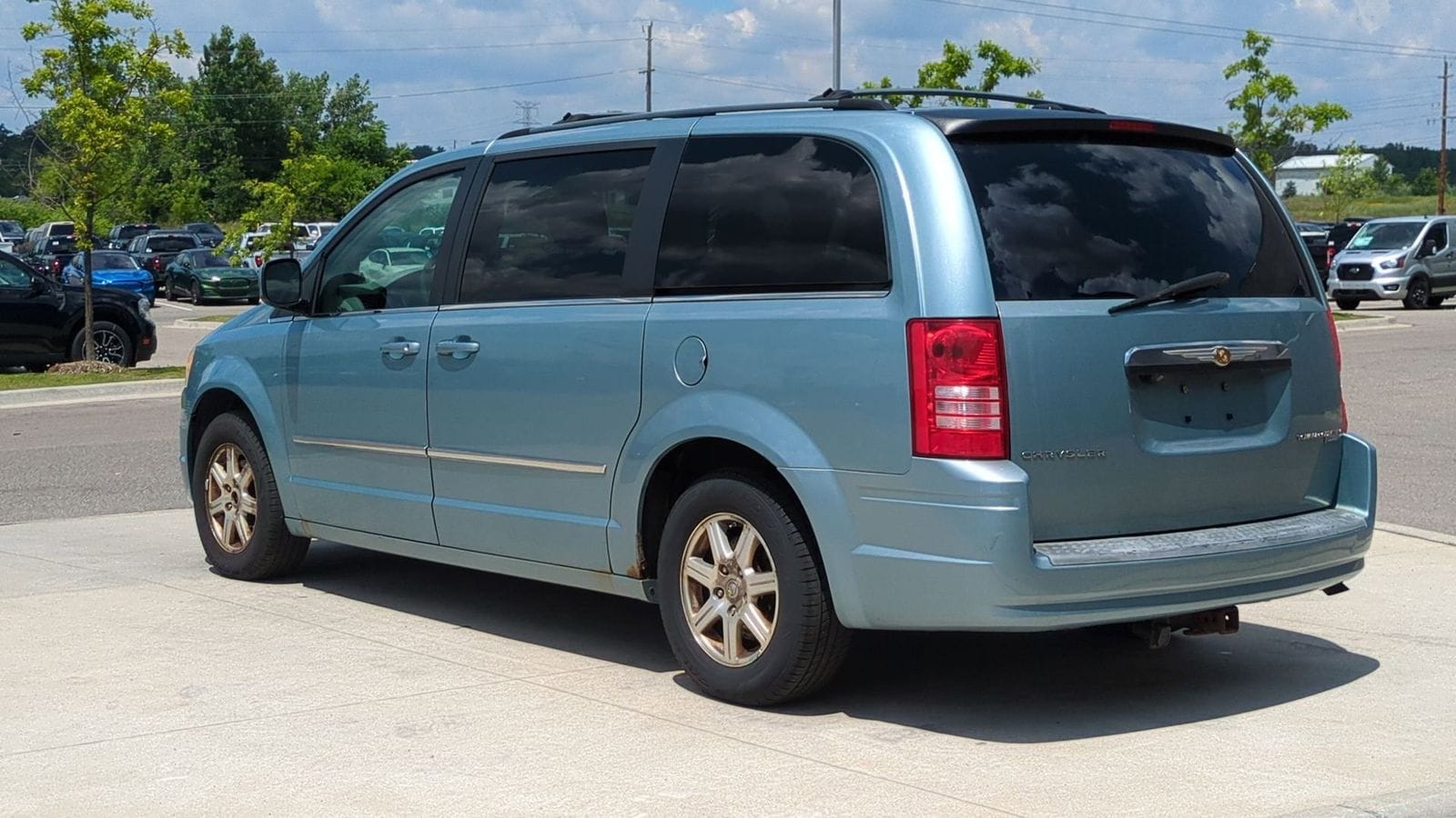 Thumbnail: 2009 Chrysler Town & Country - 3