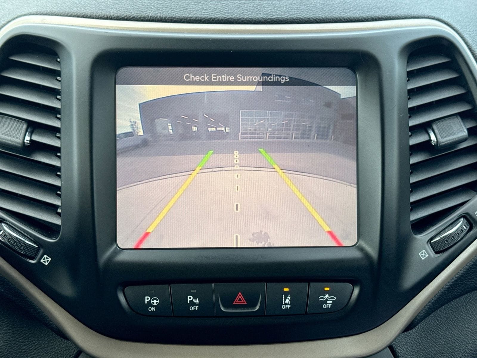 Thumbnail: 2014 Jeep Cherokee - 33
