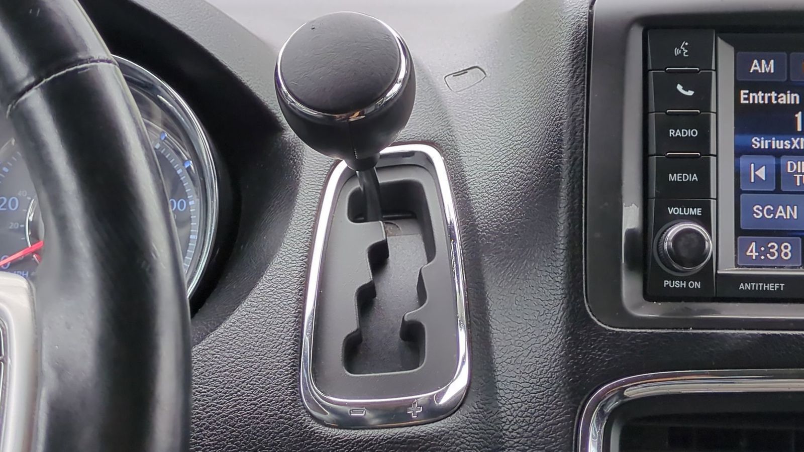 Thumbnail: 2014 Chrysler Town & Country - 34
