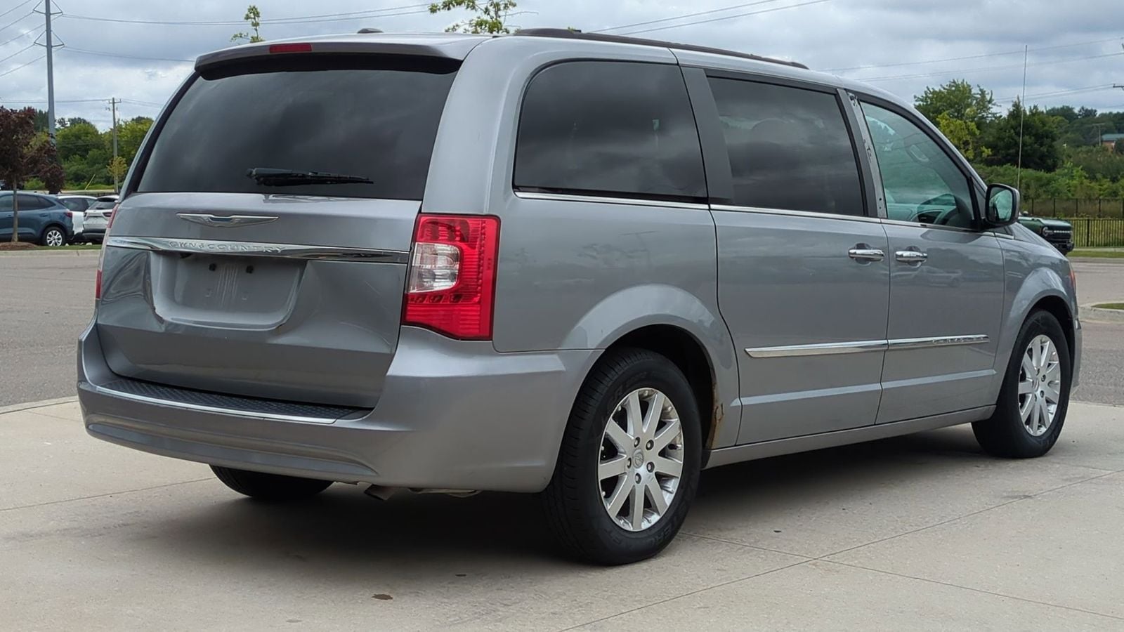 Thumbnail: 2014 Chrysler Town & Country - 7