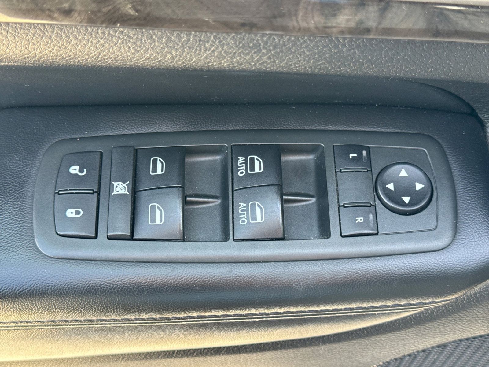 Thumbnail: 2012 Jeep Grand Cherokee - 18