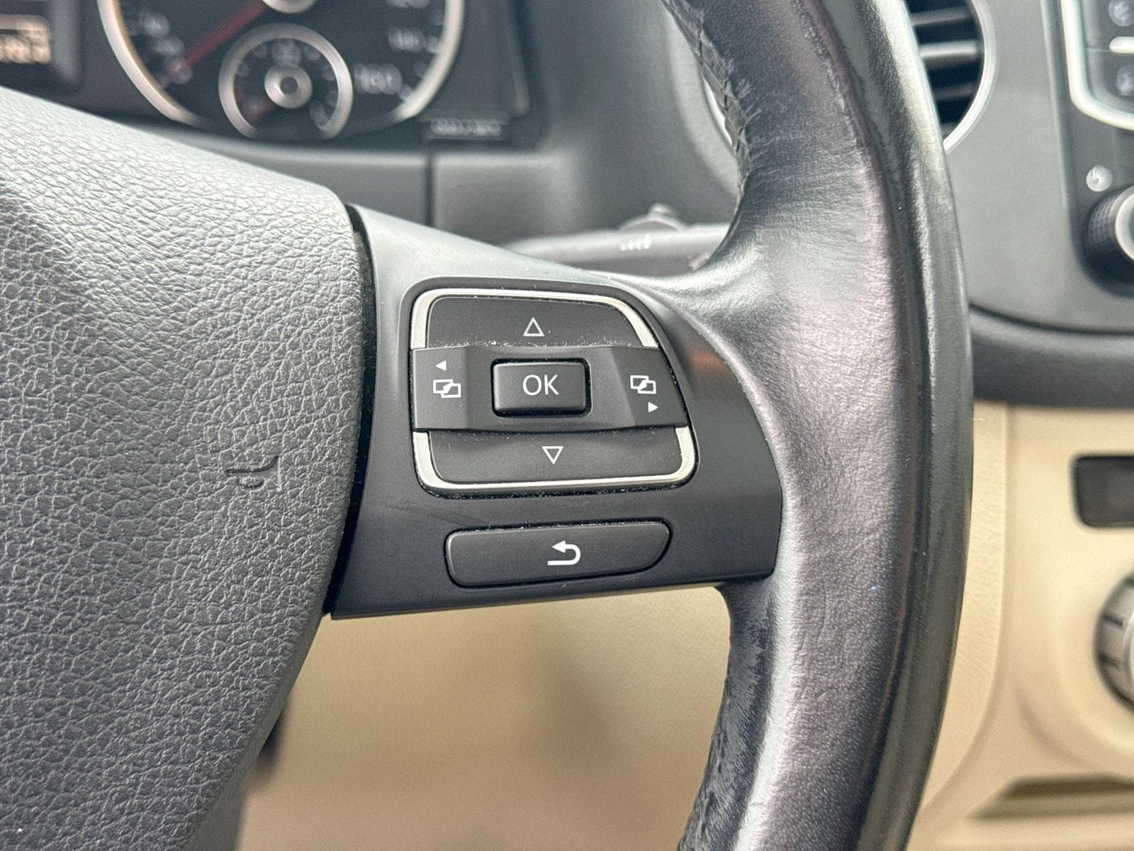 Thumbnail: 2013 Volkswagen Tiguan - 28