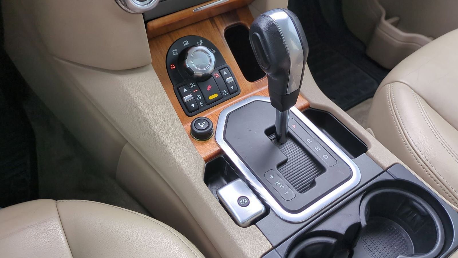 Thumbnail: 2011 Land Rover LR4 - 33